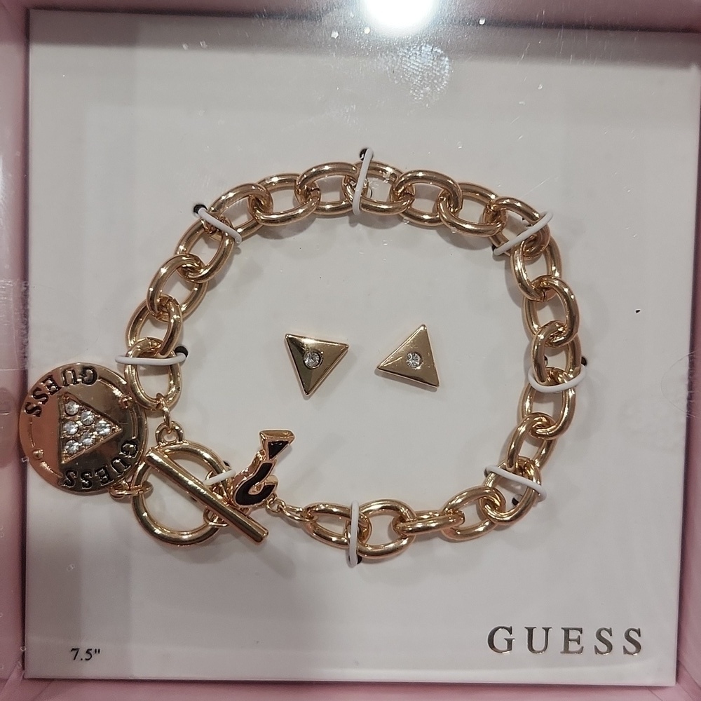 💛▪️Guess▪️Gold Bracelet and Earring Set in a pink Guess gift box